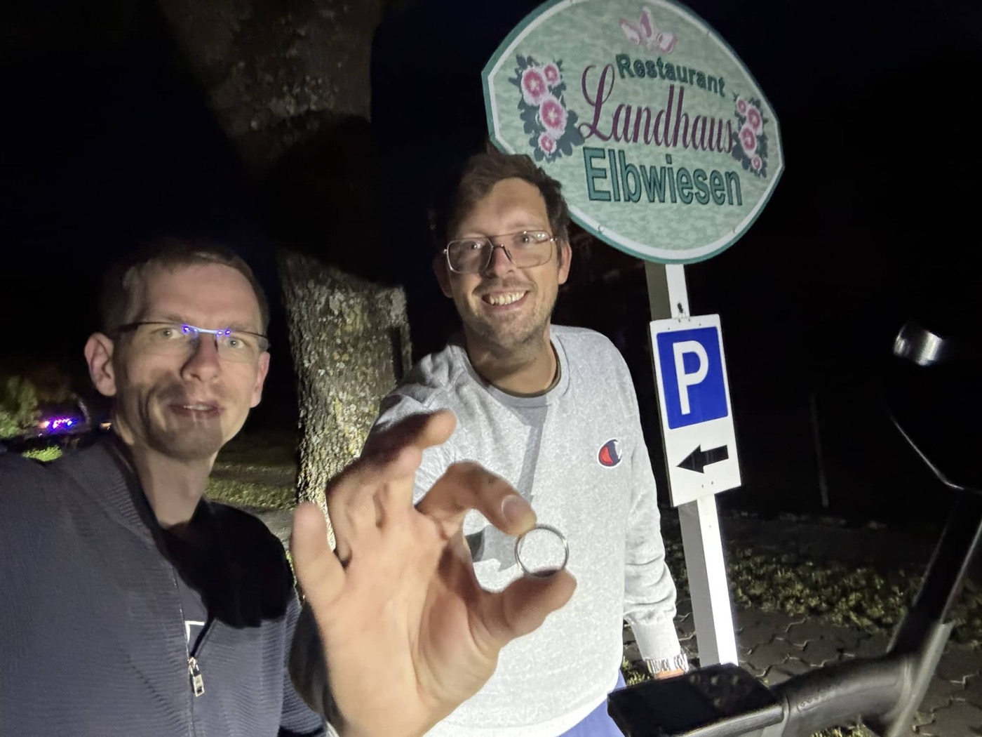 Nächtlicher Sucheinsatz mit glücklichem Besitzer und gefundenem Ring