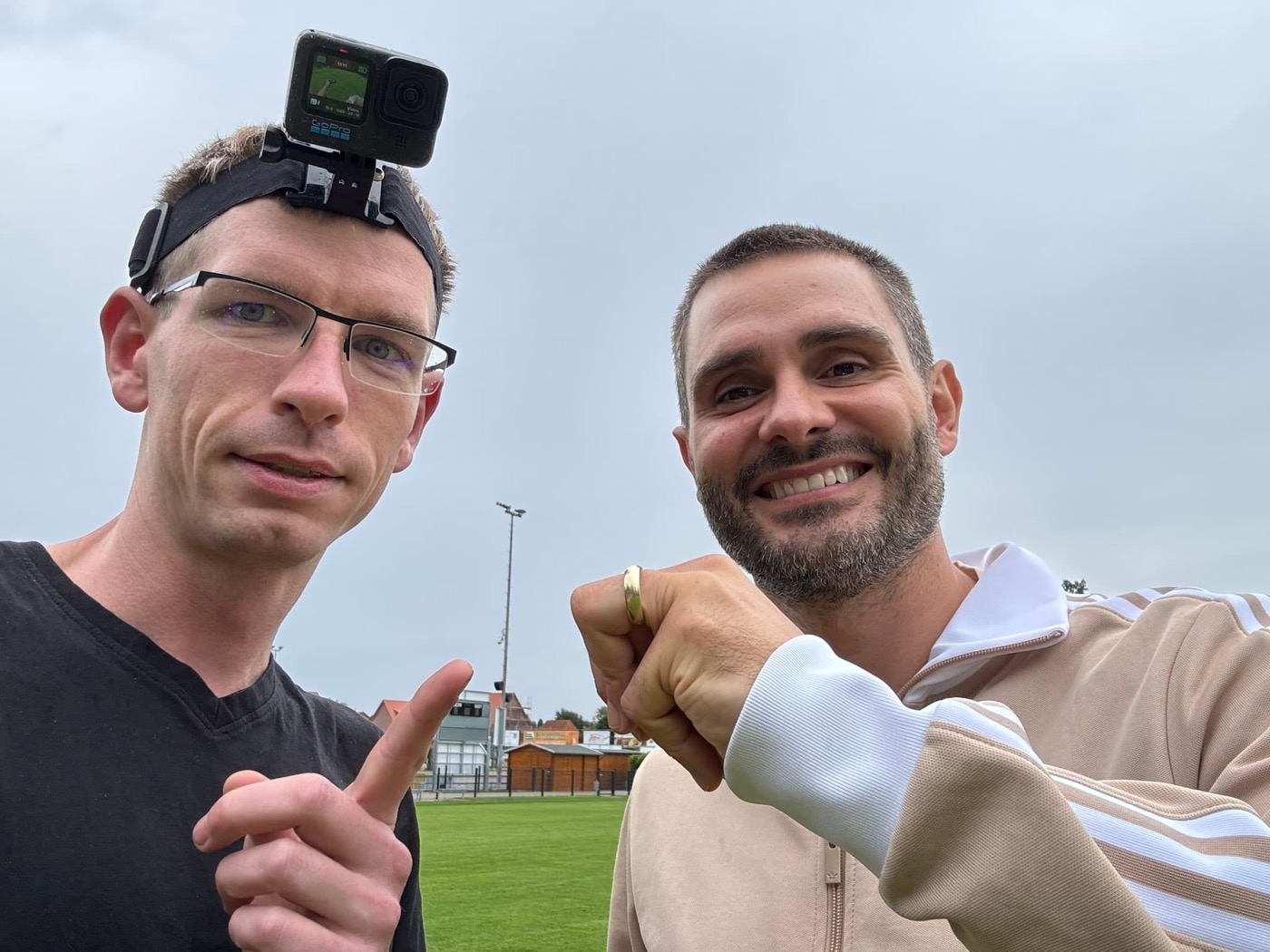 Wiedergefundener Ehering zurück am Finger des glücklichen Besitzers
