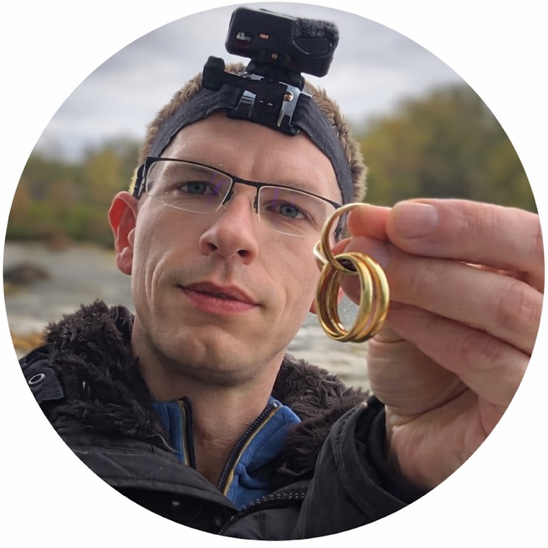 Patrik Flömer, Sondengänger, mit wiedergefundenen Eheringen in der Hand